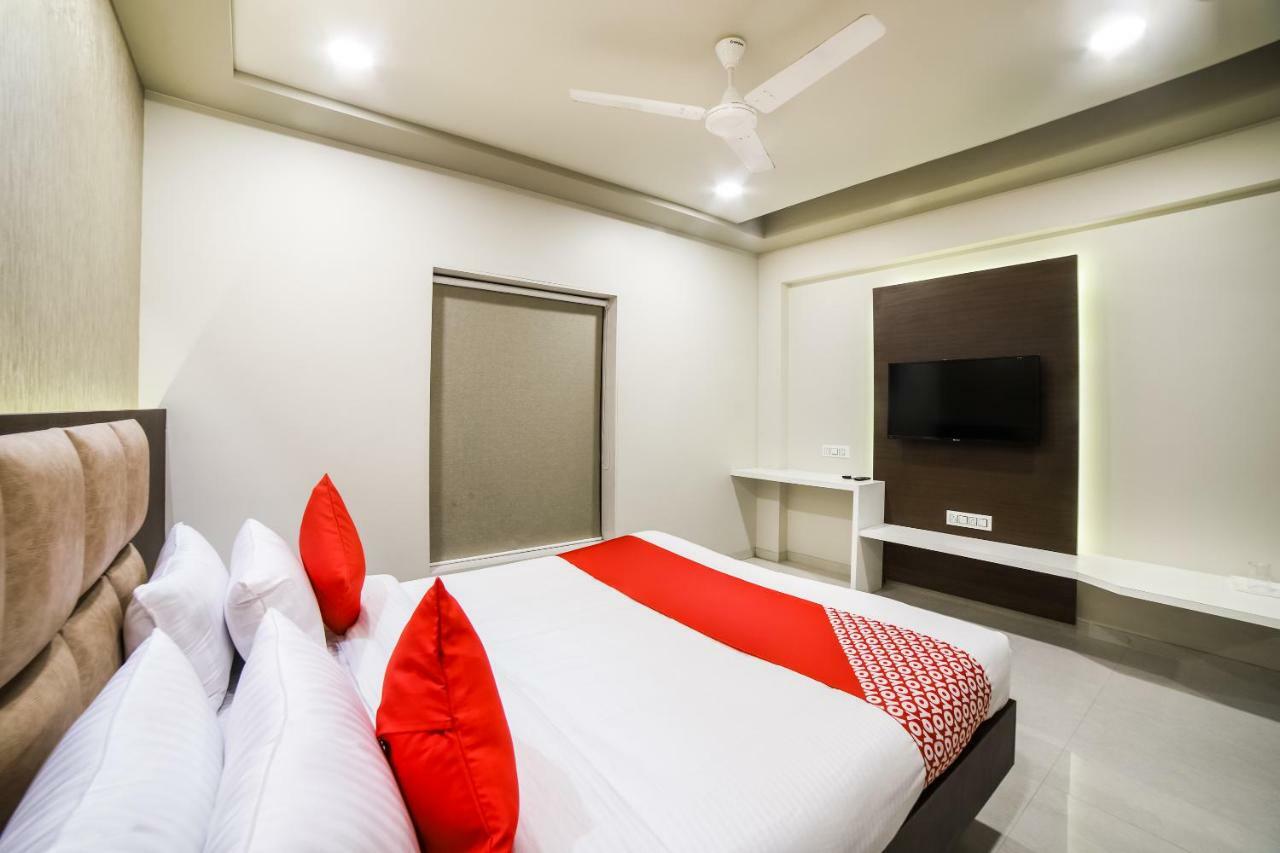 Capital O 41587 Hotel Airport Inn One 아흐메다바드 외부 사진
